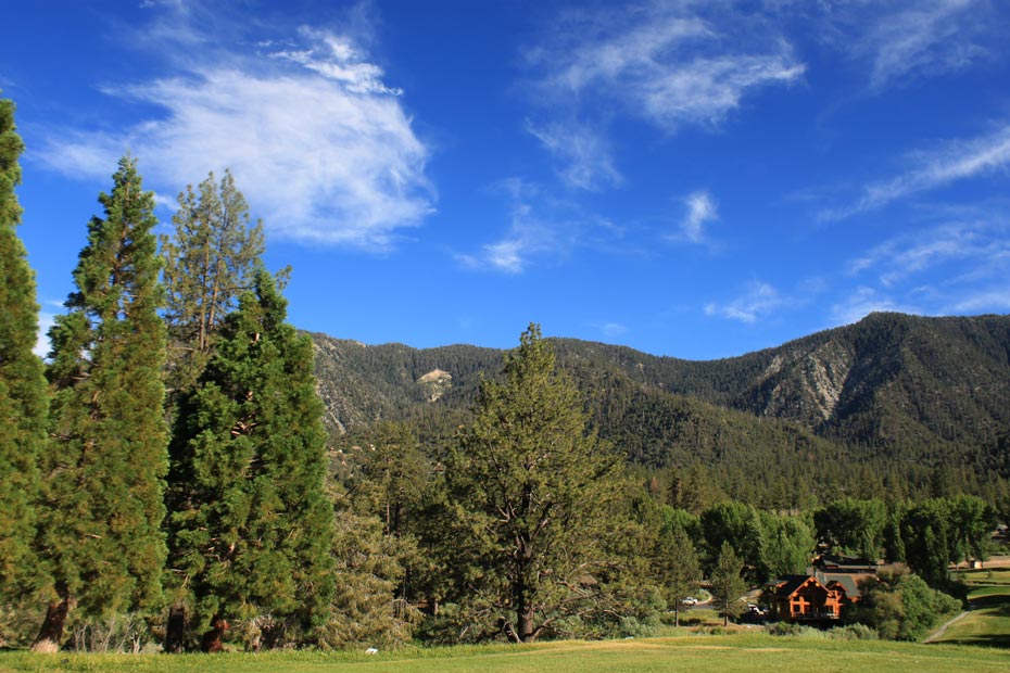 Blue sky and mountains at Pine Mountain Club golf course
