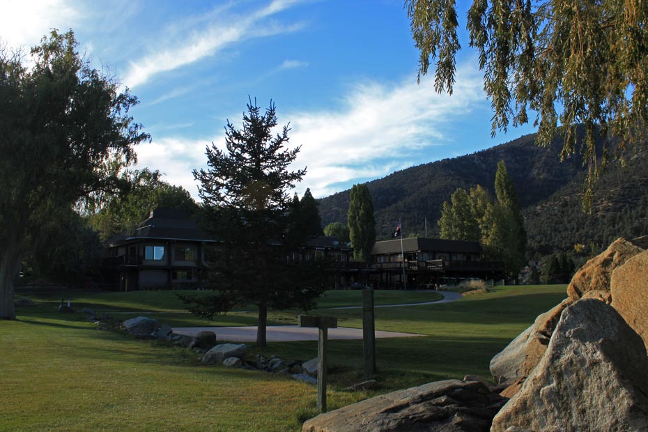 Clubhouse at Pine Mountain Club golf course with mountain view