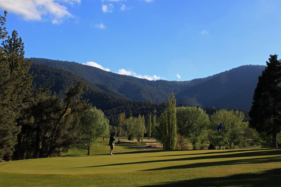 Fairway with distant mountains at Pine Mountain Club golf course