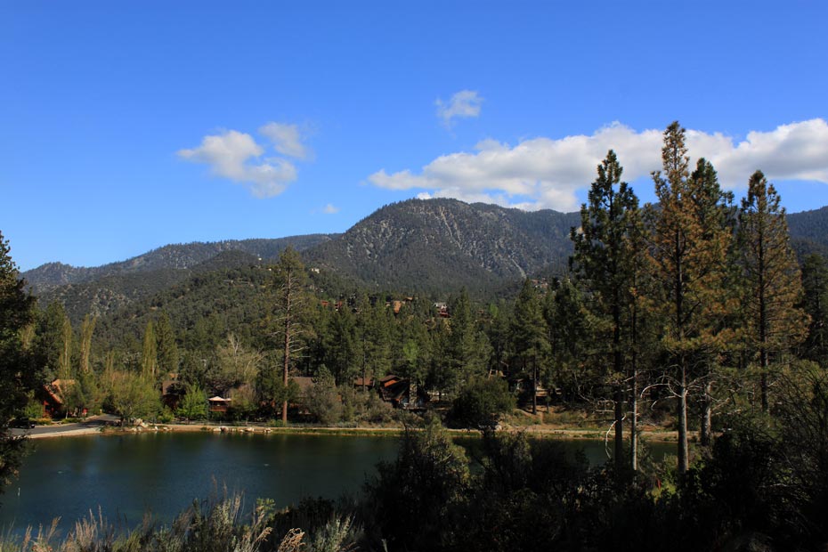 Lake with mountain backdrop at Pine Mountain Club golf course