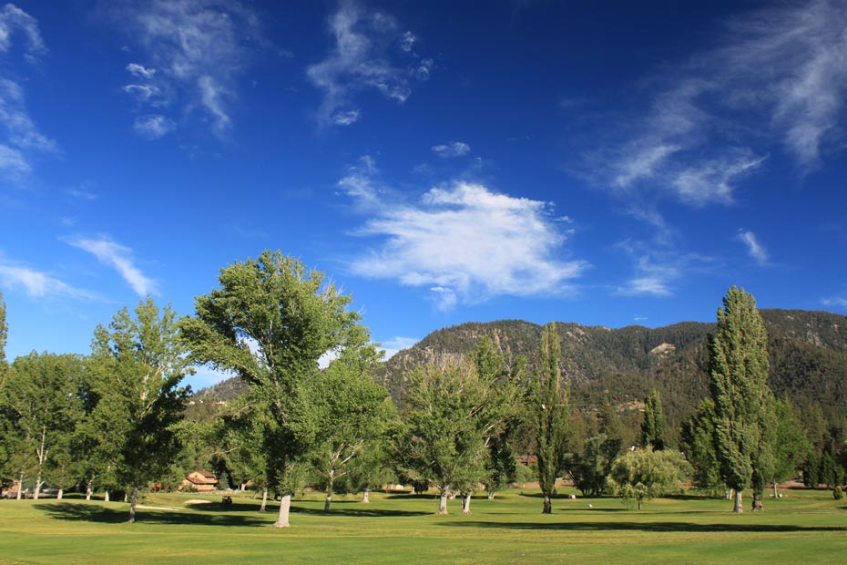 Open green with mountains at Pine Mountain Club golf course