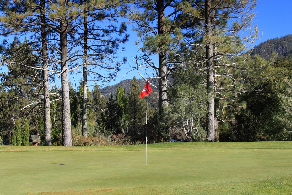 Red flag on green at Pine Mountain Club golf course