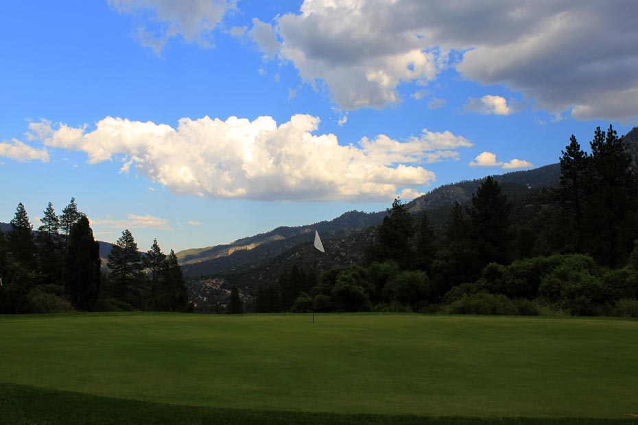 Wide fairway at Pine Mountain Club golf course